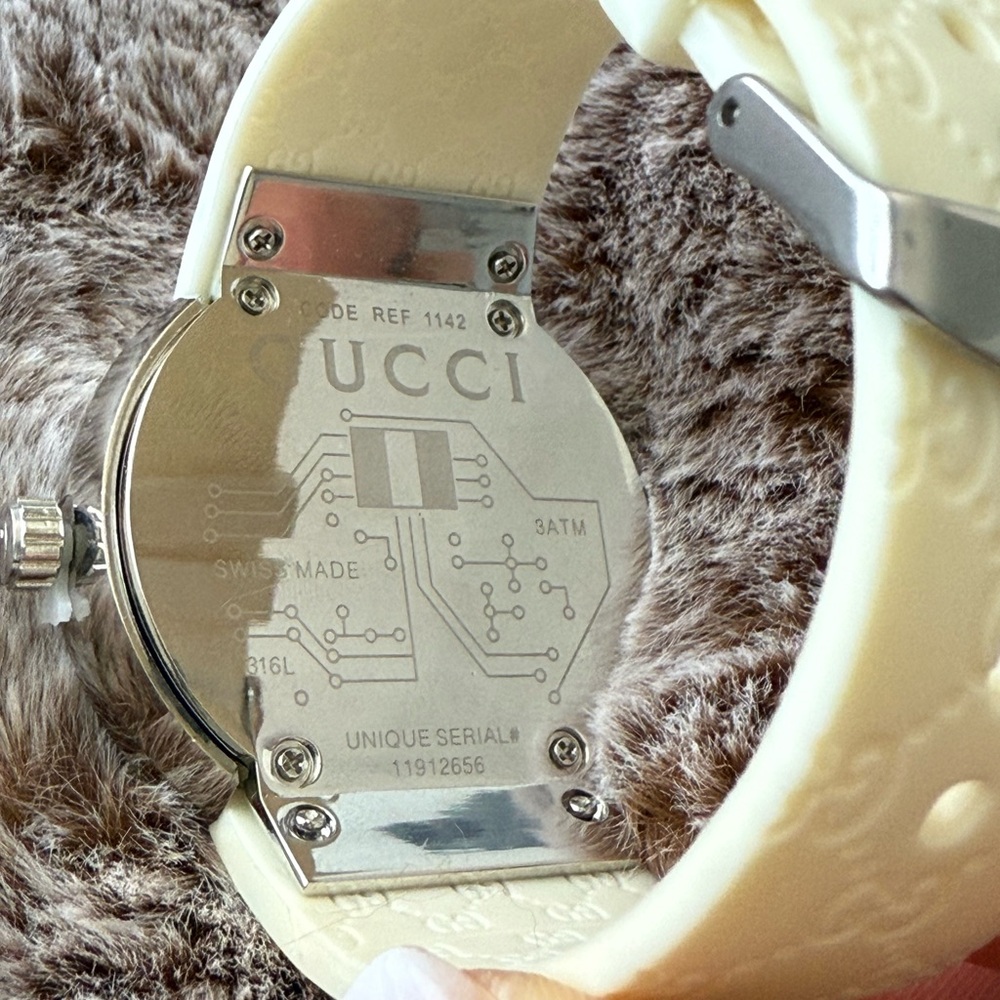 I- Gucci Pantcaon digital Swiss made Watch Ref 1142 white band - Picture 8 of 9